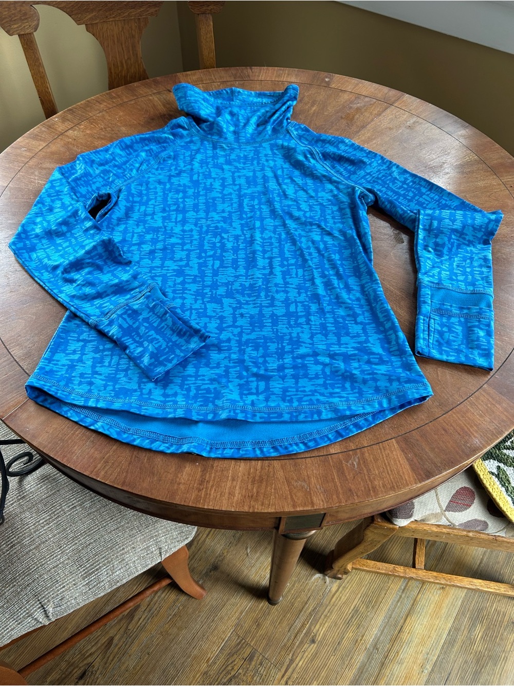 Stretch active wear turtleneck with thimb anchors, like new